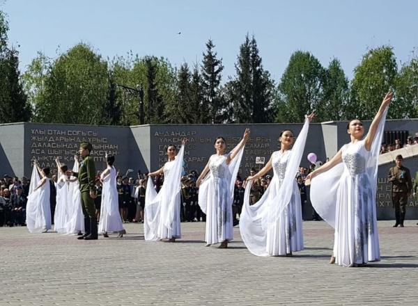 В Усть-Каменогорске у мемориала Славы состоялось возложение венков
