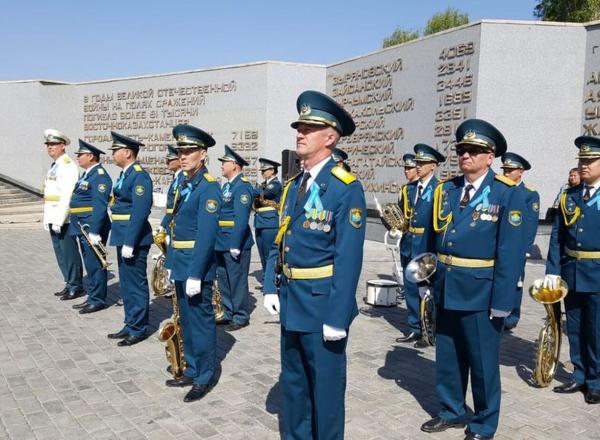 В Усть-Каменогорске у мемориала Славы состоялось возложение венков
