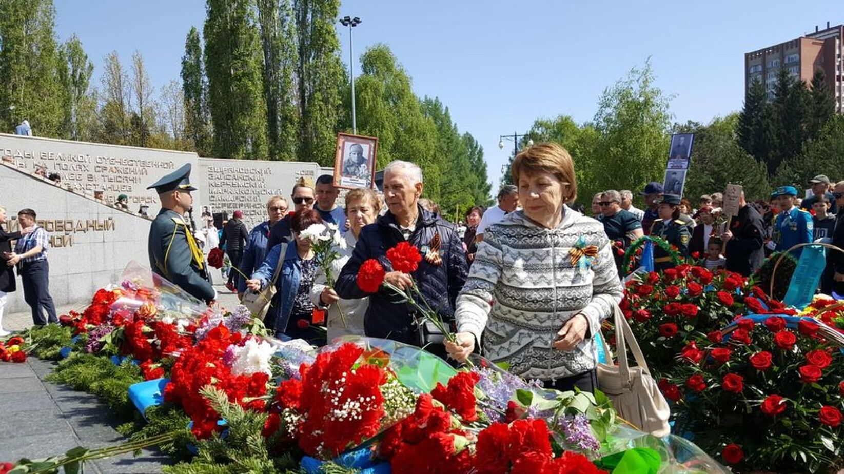 Жители Усть-Каменогорска возложили цветы у Мемориала Славы