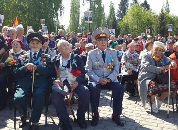В Усть-Каменогорске у мемориала Славы состоялось возложение венков