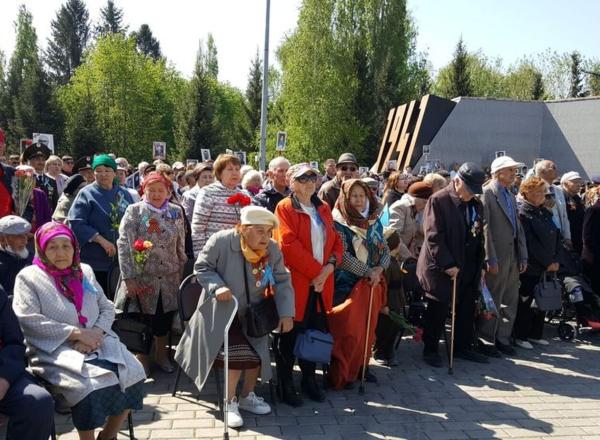 В Усть-Каменогорске у мемориала Славы состоялось возложение венков