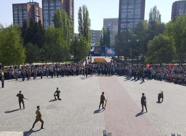 В Усть-Каменогорске у мемориала Славы состоялось возложение венков