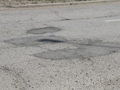 В Усть-Каменогорске продолжают забивать ямы на дорогах  | Усть-Каменогорск Noks.kz