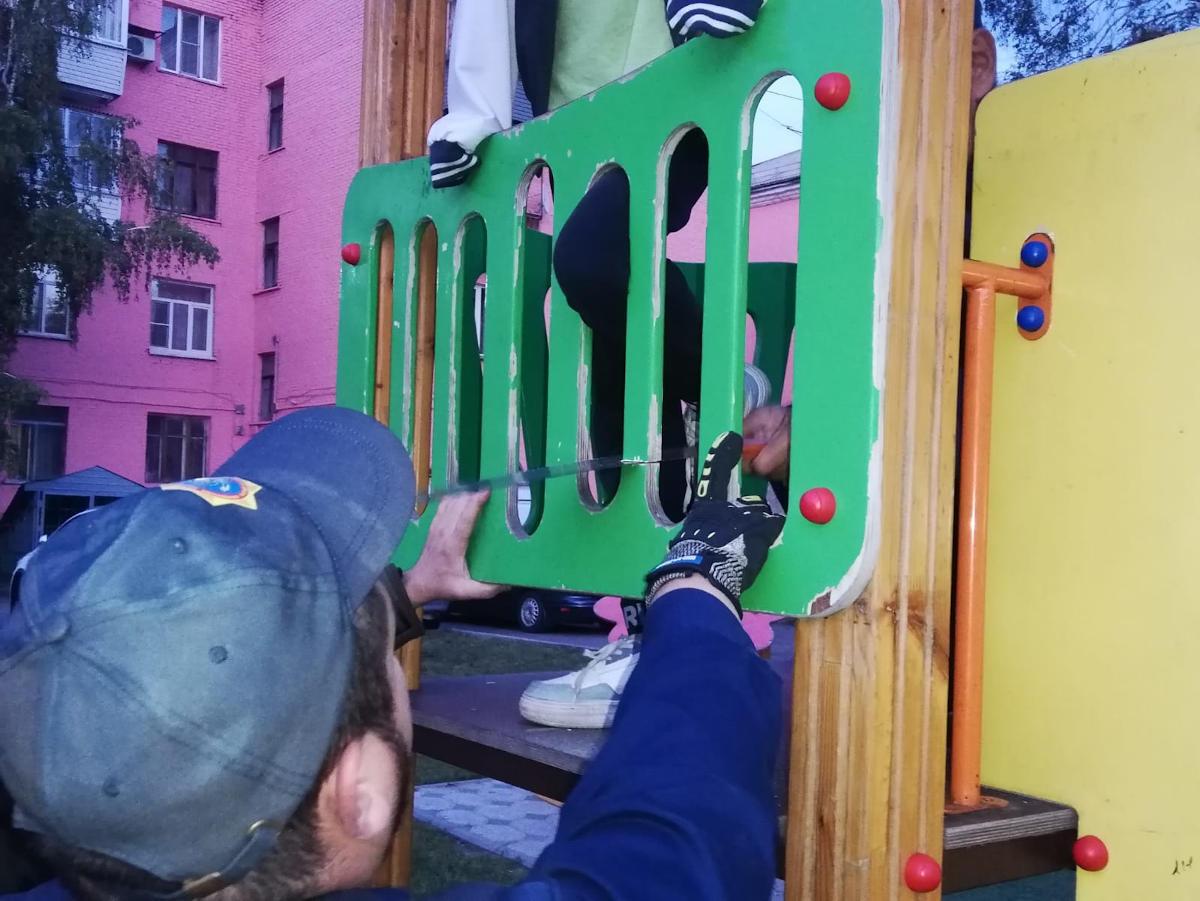 Несовершеннолетним на детских площадках понадобилась помощь спасателей