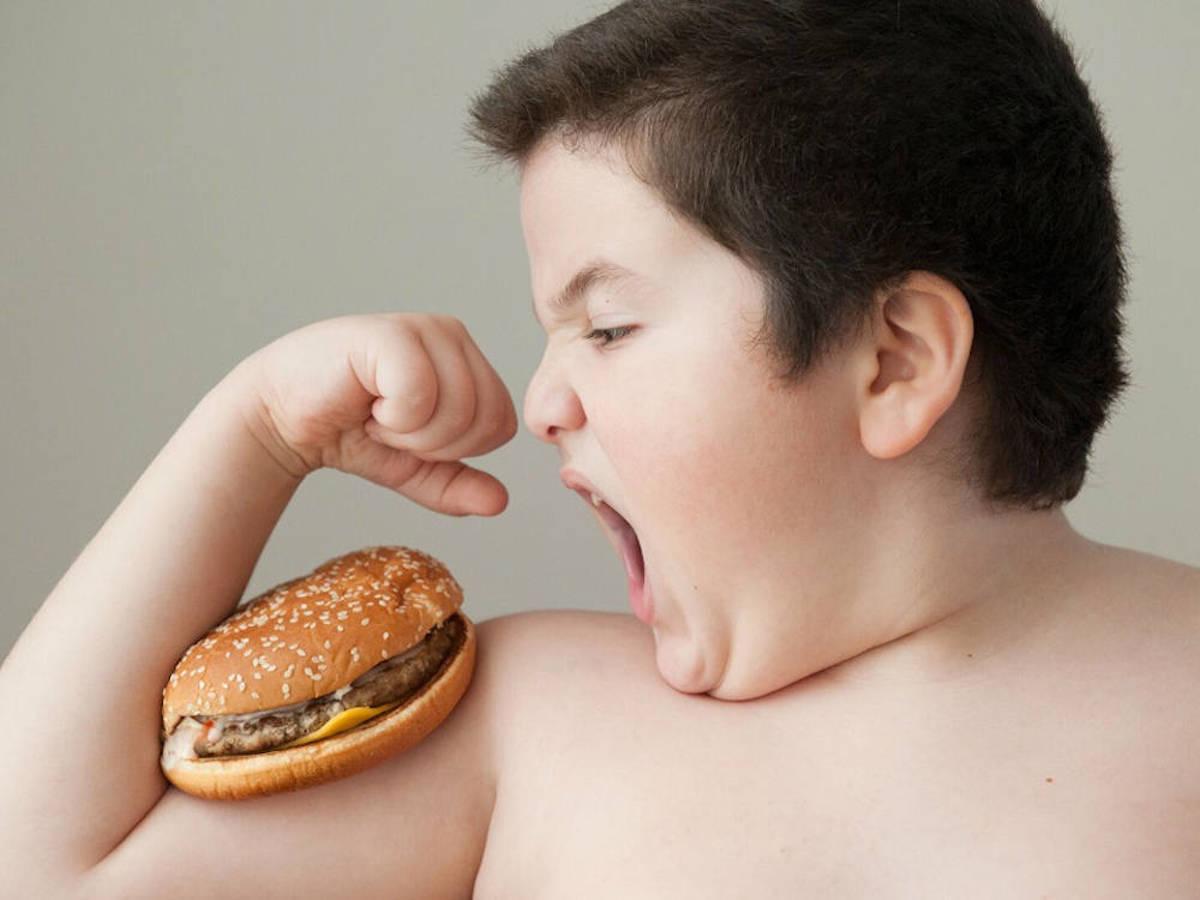 Почему ребенок полный. Детское ожирение. Лишний вес у детей. Ожирение в детском возрасте. Что делать если у ребенка лишний вес.