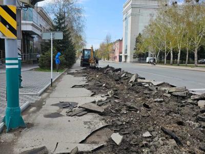 В Усть-Каменогорске снимают асфальт на тротуарах | Усть-Каменогорск Noks.kz
