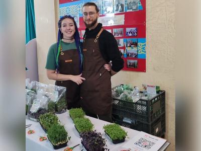 Семейная пара из ВКО выращивает микрозелень на своей сити-ферме | ВКО Noks.kz