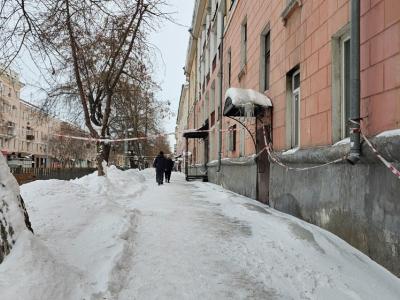 В Усть-Каменогорске сигнальными лентами перекрыли тротуар в «старом» городе | Я - очевидец! Noks.kz