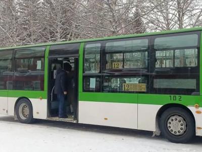 Стоимость проезда в автобусах Риддера за наличный расчёт остаётся пока без изменений | Риддер Noks.kz