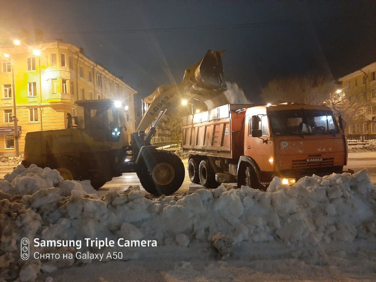 Ночью на улицах Усть-Каменогорска вывозили снег и откачивали талую воду -  Усть-Каменогорск | Noks.kz