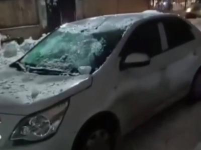 В Усть-Каменогорске в результате падения с крыши наледи поврежден автомобиль  | Происшествия Noks.kz