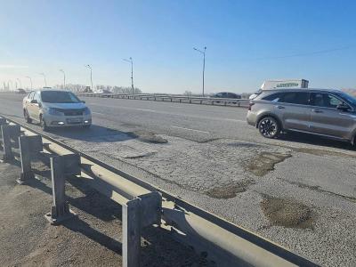 В Усть-Каменогорске залатали ямы на Иртышском мосту  | Усть-Каменогорск Noks.kz