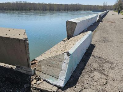 В Усть-Каменогорске снова обрушилась часть парапета на набережной | Происшествия Noks.kz