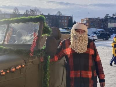 Риддерский Дед Мороз на ретро-автомобиле дарит людям праздник | Риддер Noks.kz