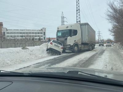 В Усть-Каменогорске «лоб в лоб» столкнулись грузовой и легковой автомобили  | Происшествия Noks.kz