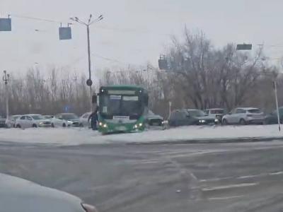 В Усть-Каменогорске водитель автобуса, «слетевшего» с проезжей части, не стал обращаться на 102 | Происшествия Noks.kz