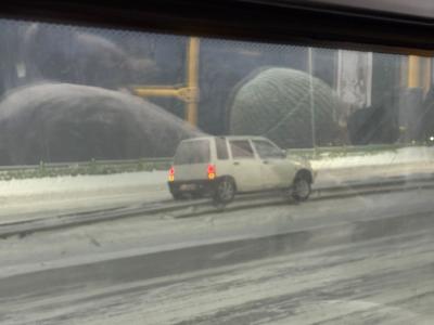 В Усть-Каменогорске автомобиль «повис» на отбойнике на Иртышском мосту | Происшествия Noks.kz