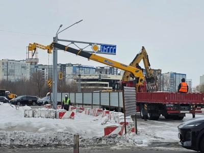 В Усть-Каменогорске на новом кольце устанавливают светофоры и дорожные знаки | Усть-Каменогорск Noks.kz