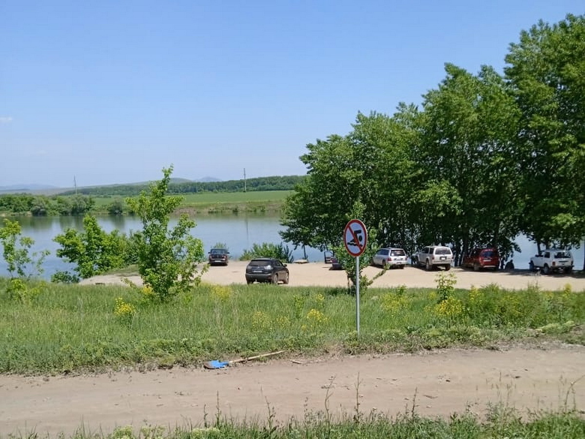 Погода в белоусовке восточно казахстанской. Купание в озере. Знаки на берегу водоема для судов. Новосергиевский район утонумужчина в водоеме на пруду. Таблички с водоема золотой берег.