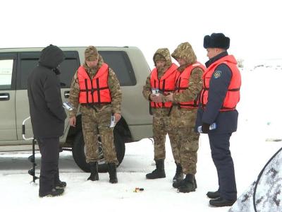 В ВКО рыбаков предупреждают о запрете выезда на лёд на авто | ВКО Noks.kz