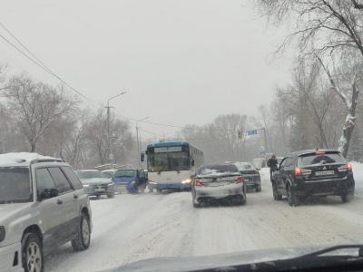 В Усть-Каменогорске случилось тройное ДТП с автобусом | Происшествия Noks.kz