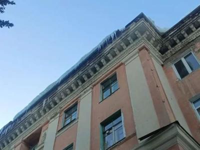 В Риддере за счет средств бюджета почистили опасную крышу на проспекте Независимости, 12 | Риддер Noks.kz