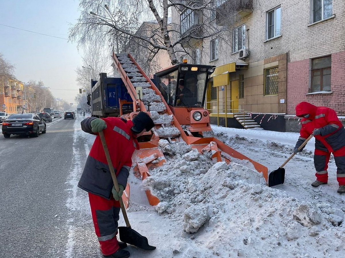 В Усть-Каменогорске продолжают вывозить снег с улиц - Усть-Каменогорск |  Noks.kz