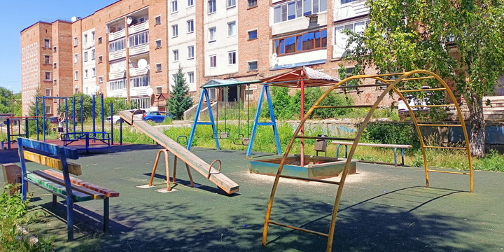 В городе Алтае деньги на строительство новых детских площадок перенаправили на подготовку к зиме