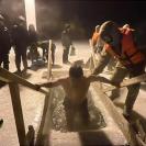 Свыше сотни человек окунулись в прорубь на Крещение в районе Алтай