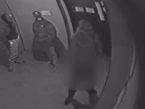 Справила нужду в подъезде видеонаблюдение. Нужде в подъезде. Фотосессия на лестничной клетке. Дети в подъезде. Справила нужду в подъезде.