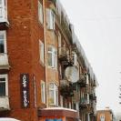 В центре Риддера с крыш домов свисают ледяные глыбы