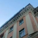 В Риддере за счет средств бюджета почистили опасную крышу на проспекте Независимости, 12