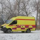 Жительница Риддера, пострадавшая от падения льда с крыши, попала в больницу