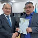 В районе Алтай учителю, который спас двоих детей из горевшего дома, вручили благодарственное письмо