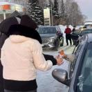 В районе Алтай застрявших в метель водителей накормили горячими пирожками